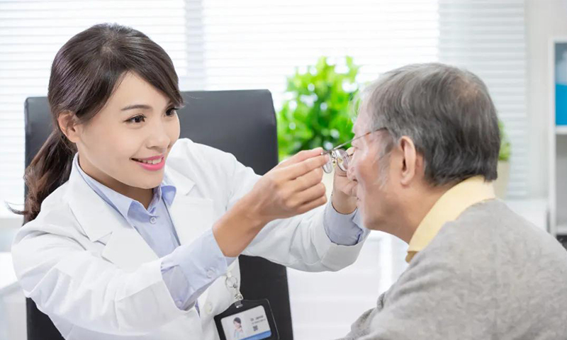 剛進入40歲，你能接受戴老花鏡嗎？