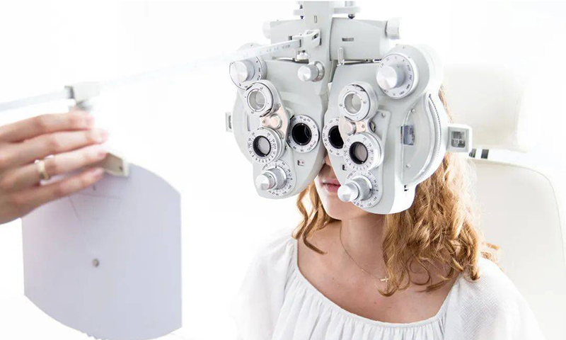 老花鏡配一副夠嗎？該怎么配才對？