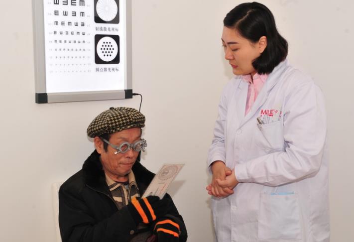 老花鏡多年不換危害大，佩戴前要做專業(yè)檢查