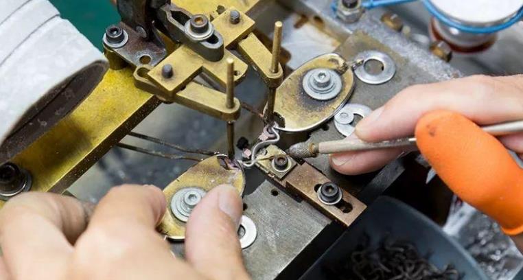 　漸進多焦鏡，三個光區(qū)完美結合，一鏡解決看遠看近