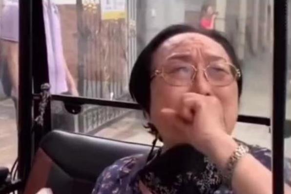 老花鏡不能隨意佩戴，按照年齡度數(shù)購買不準確