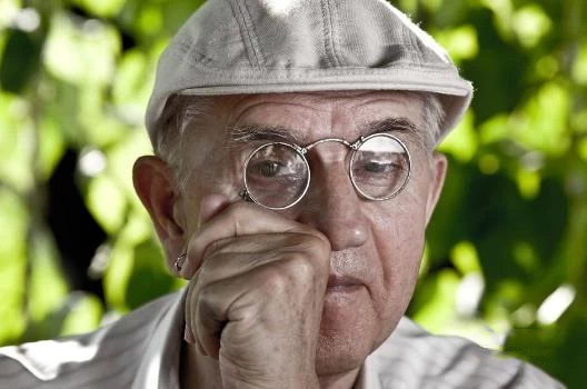 如何購買一副好的老花鏡？什么是漸進多焦鏡？