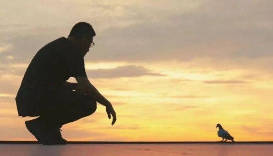 警惕老花眼提前來襲，人到中年換戴多焦鏡，不再為老花眼煩惱