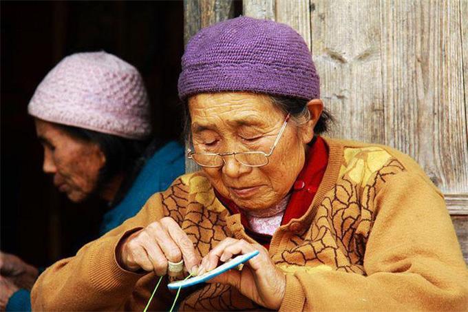 佩戴老花眼鏡，記住這四點(diǎn)，避免對(duì)眼睛造成傷害