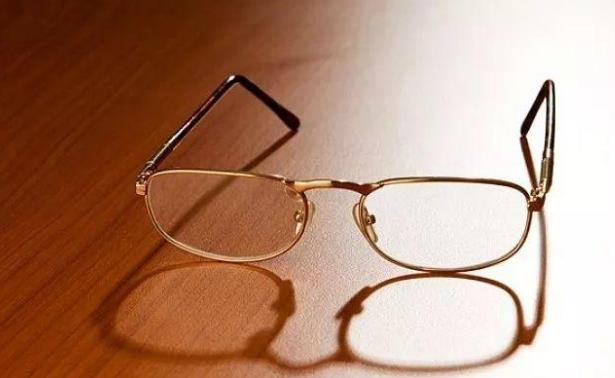 佩戴老花眼鏡，記住這四點(diǎn)，避免對(duì)眼睛造成傷害